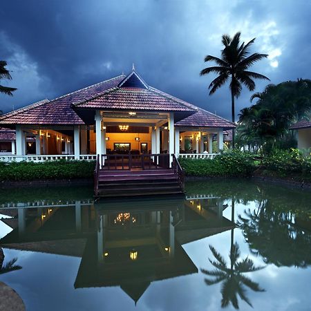 Hotel Abad Whispering Palms Kumarakom Esterno foto