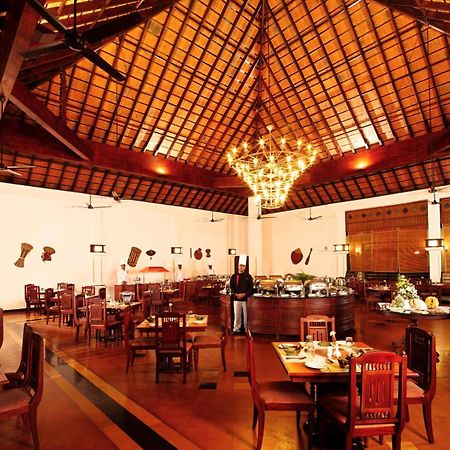 Hotel Abad Whispering Palms Kumarakom Esterno foto