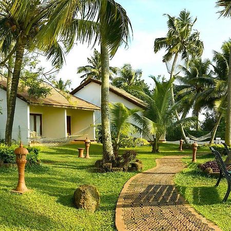 Hotel Abad Whispering Palms Kumarakom Esterno foto