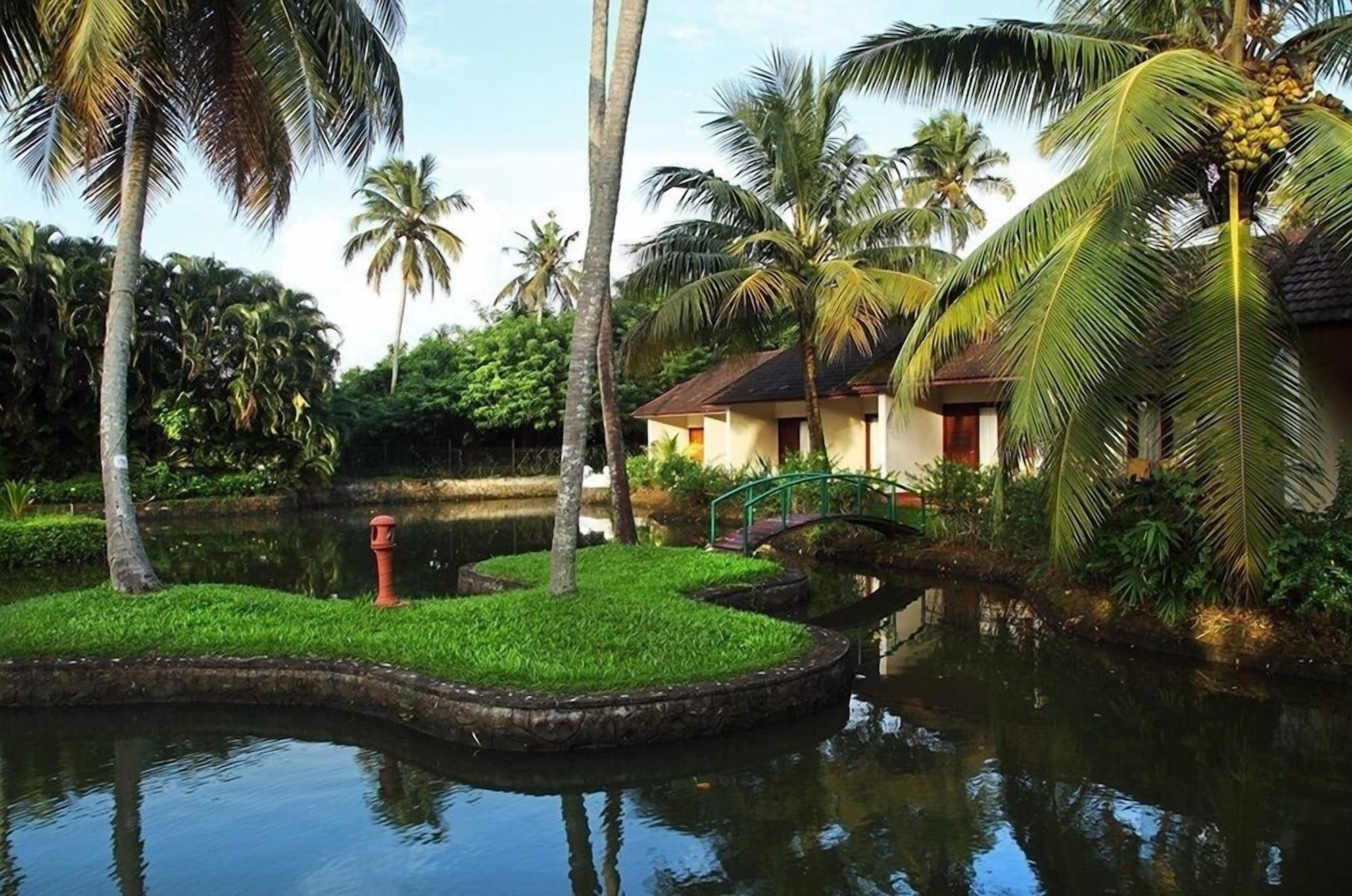 Hotel Abad Whispering Palms Kumarakom Esterno foto