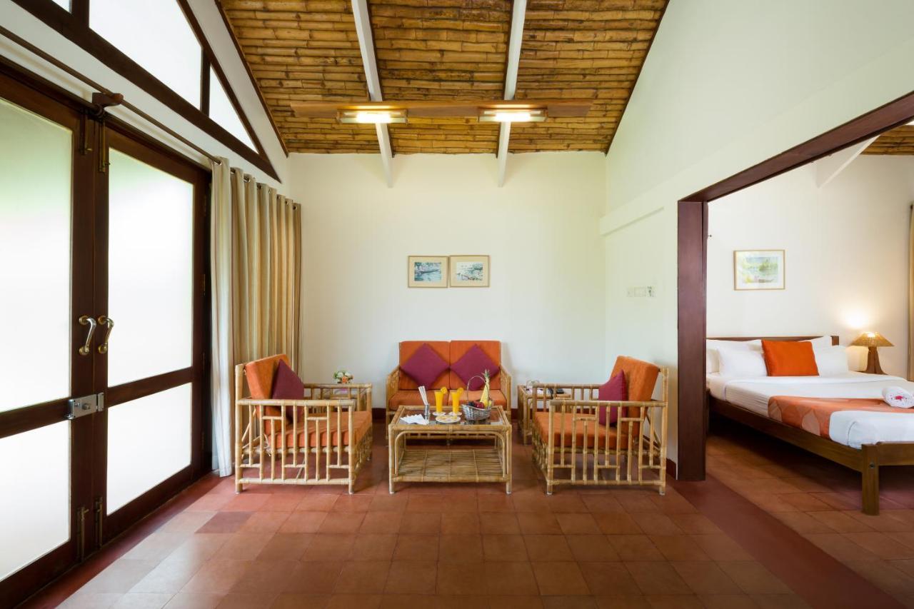 Hotel Abad Whispering Palms Kumarakom Esterno foto