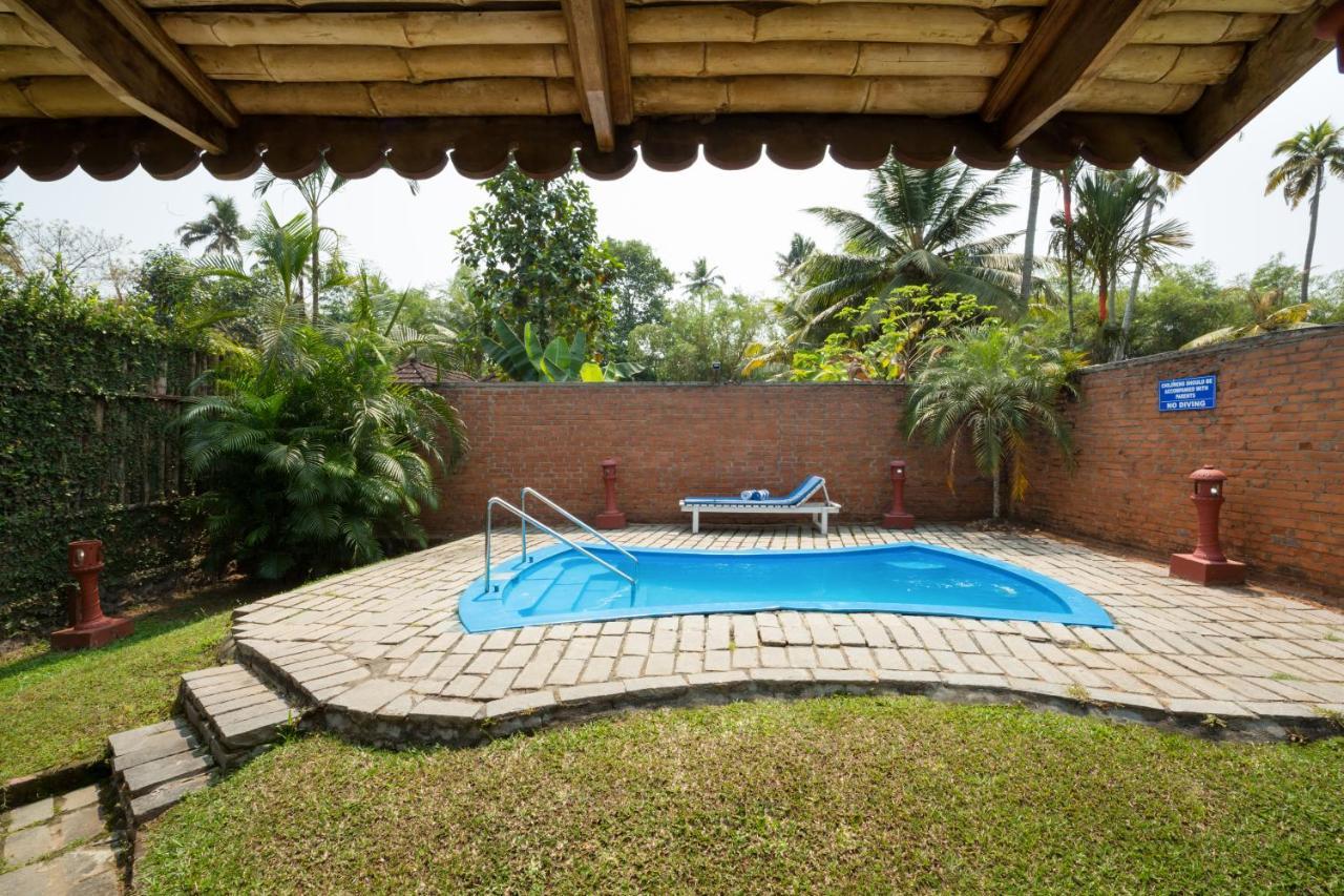 Hotel Abad Whispering Palms Kumarakom Esterno foto