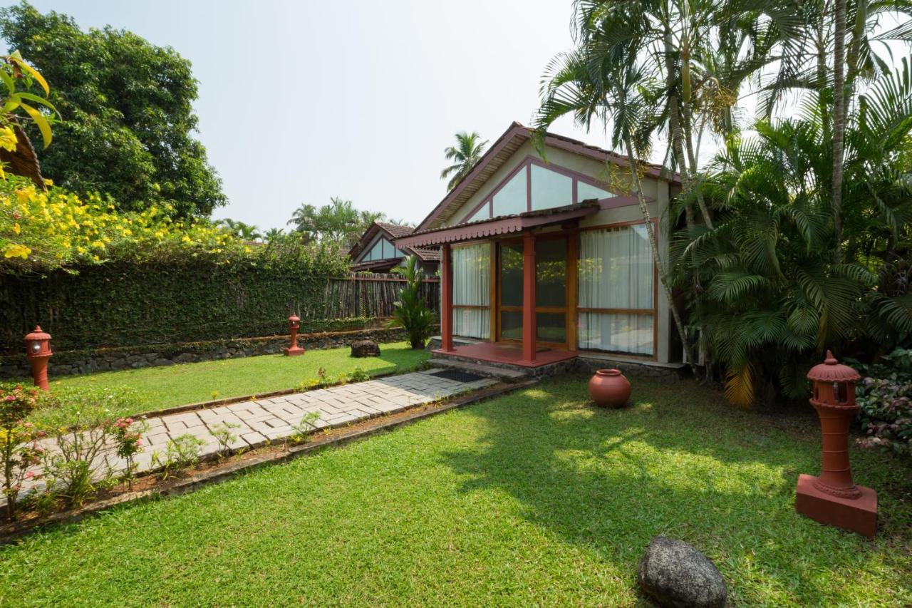 Hotel Abad Whispering Palms Kumarakom Esterno foto