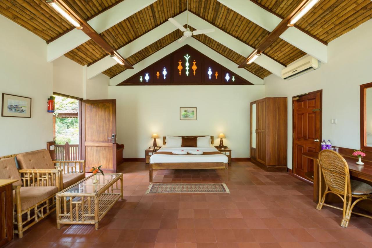 Hotel Abad Whispering Palms Kumarakom Esterno foto