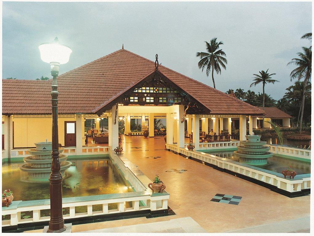 Hotel Abad Whispering Palms Kumarakom Esterno foto