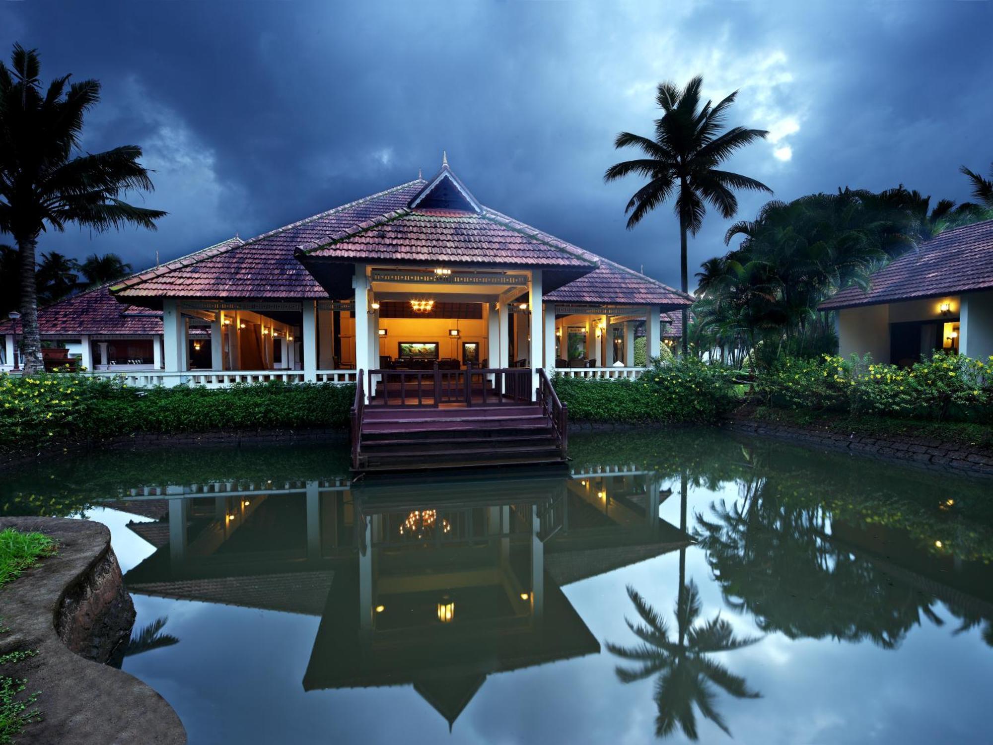 Hotel Abad Whispering Palms Kumarakom Esterno foto