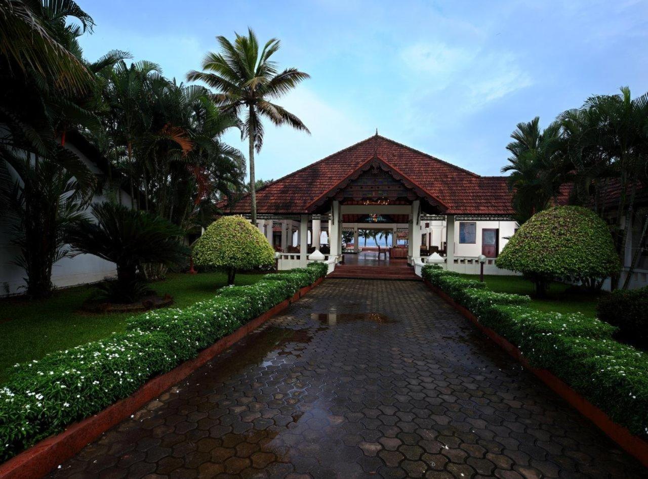 Hotel Abad Whispering Palms Kumarakom Esterno foto