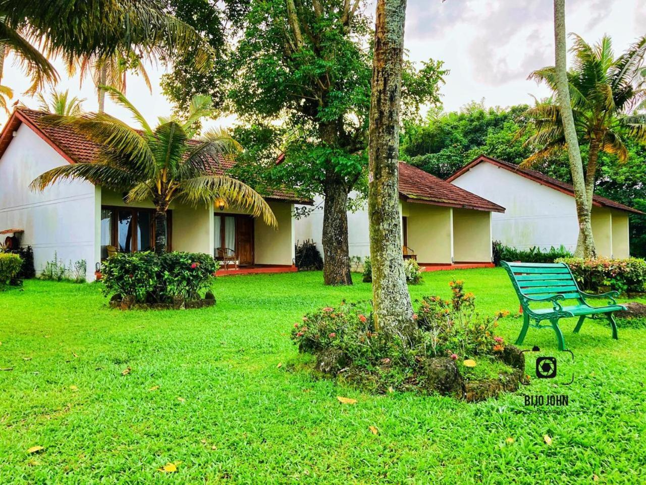 Hotel Abad Whispering Palms Kumarakom Esterno foto