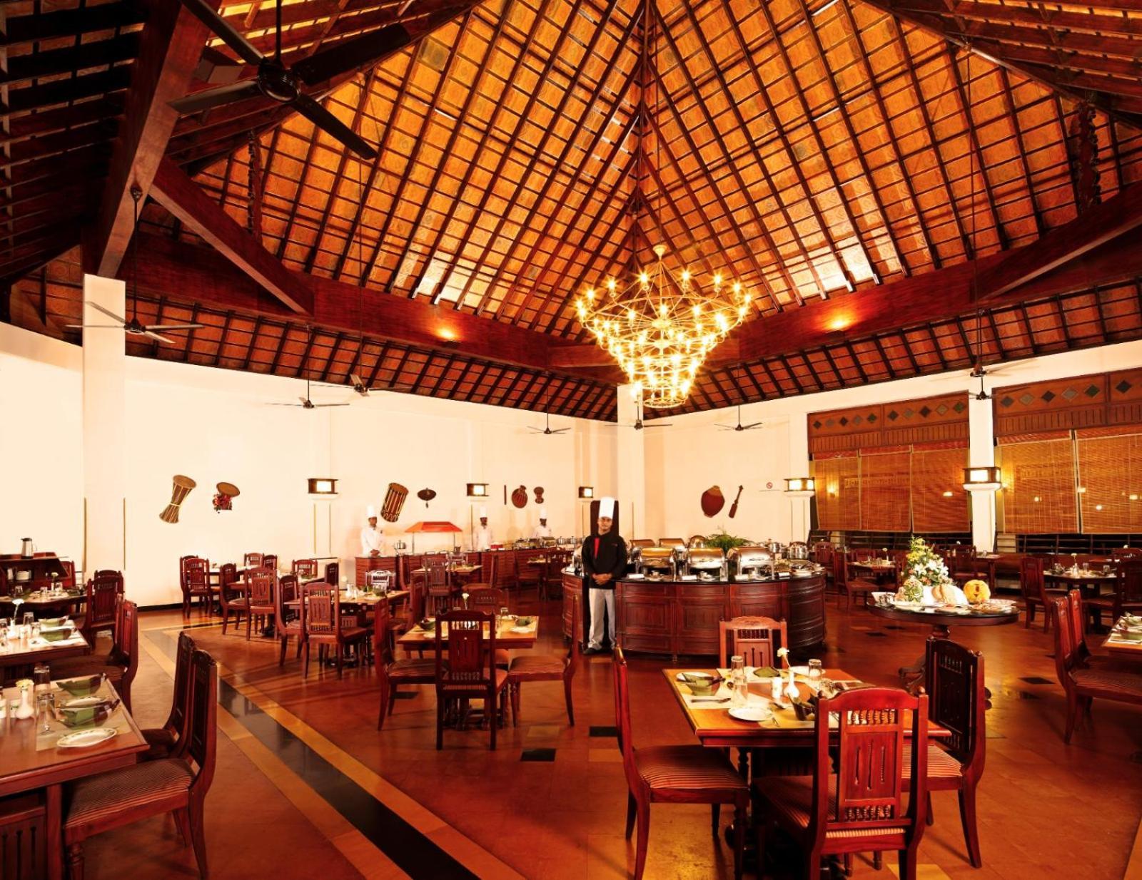 Hotel Abad Whispering Palms Kumarakom Esterno foto