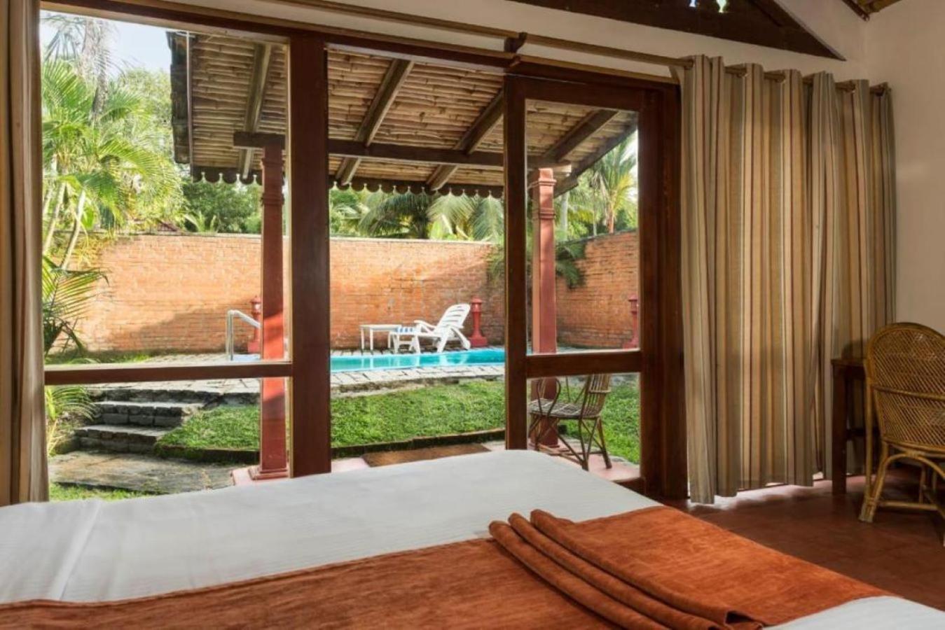 Hotel Abad Whispering Palms Kumarakom Esterno foto