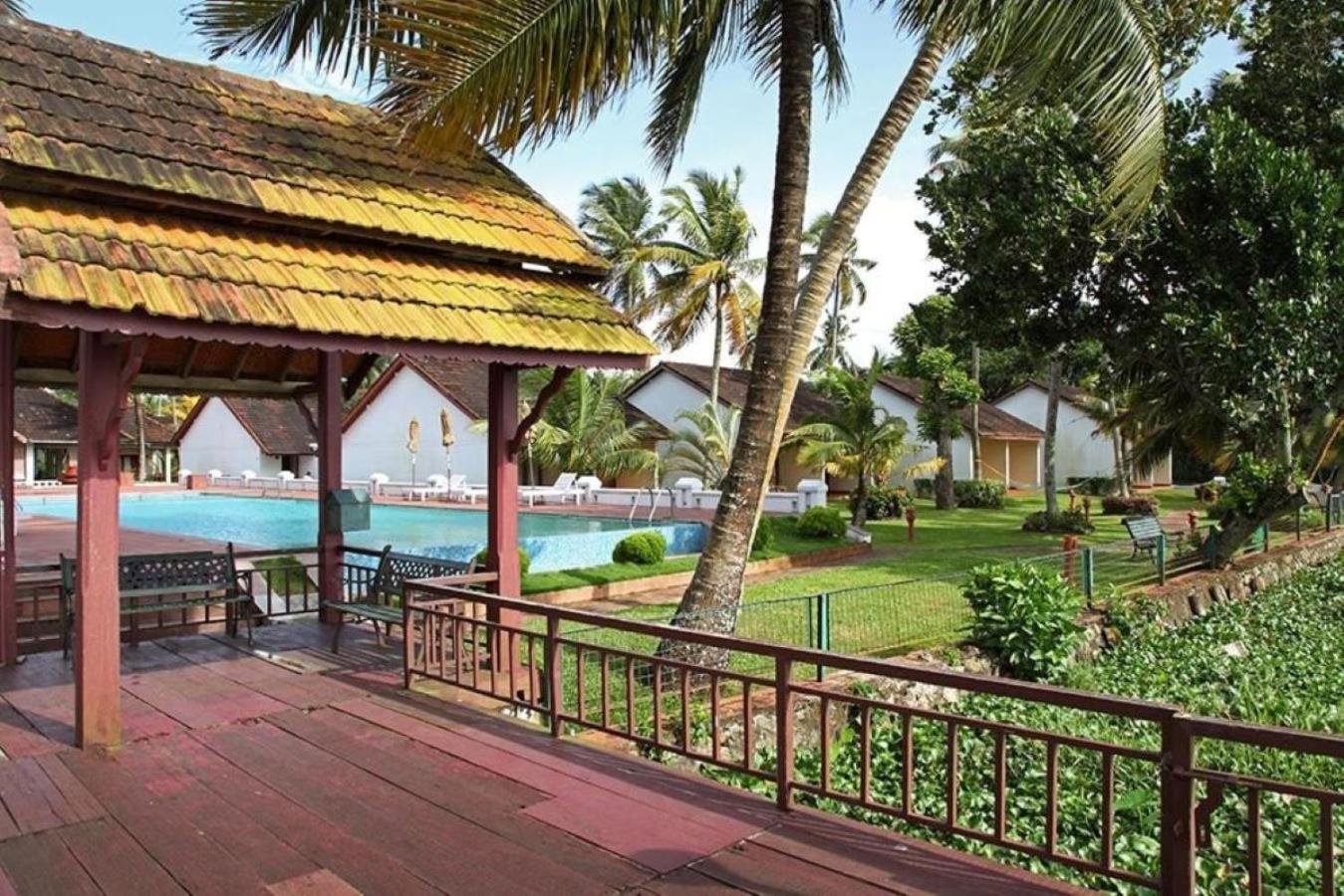 Hotel Abad Whispering Palms Kumarakom Esterno foto