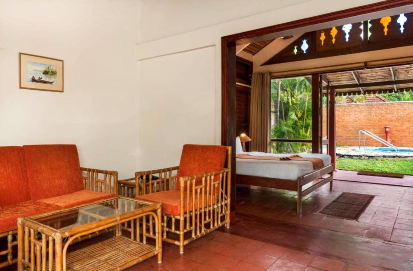 Hotel Abad Whispering Palms Kumarakom Esterno foto