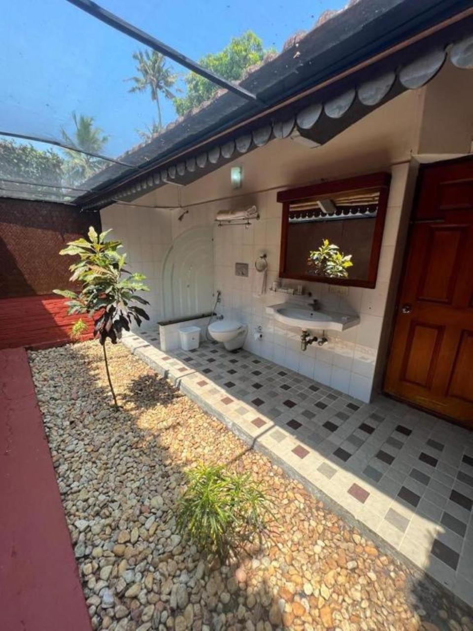 Hotel Abad Whispering Palms Kumarakom Esterno foto