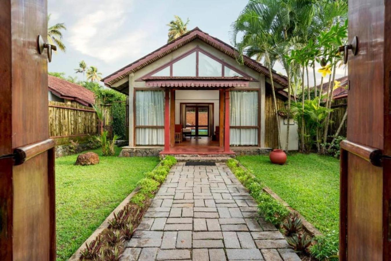 Hotel Abad Whispering Palms Kumarakom Esterno foto