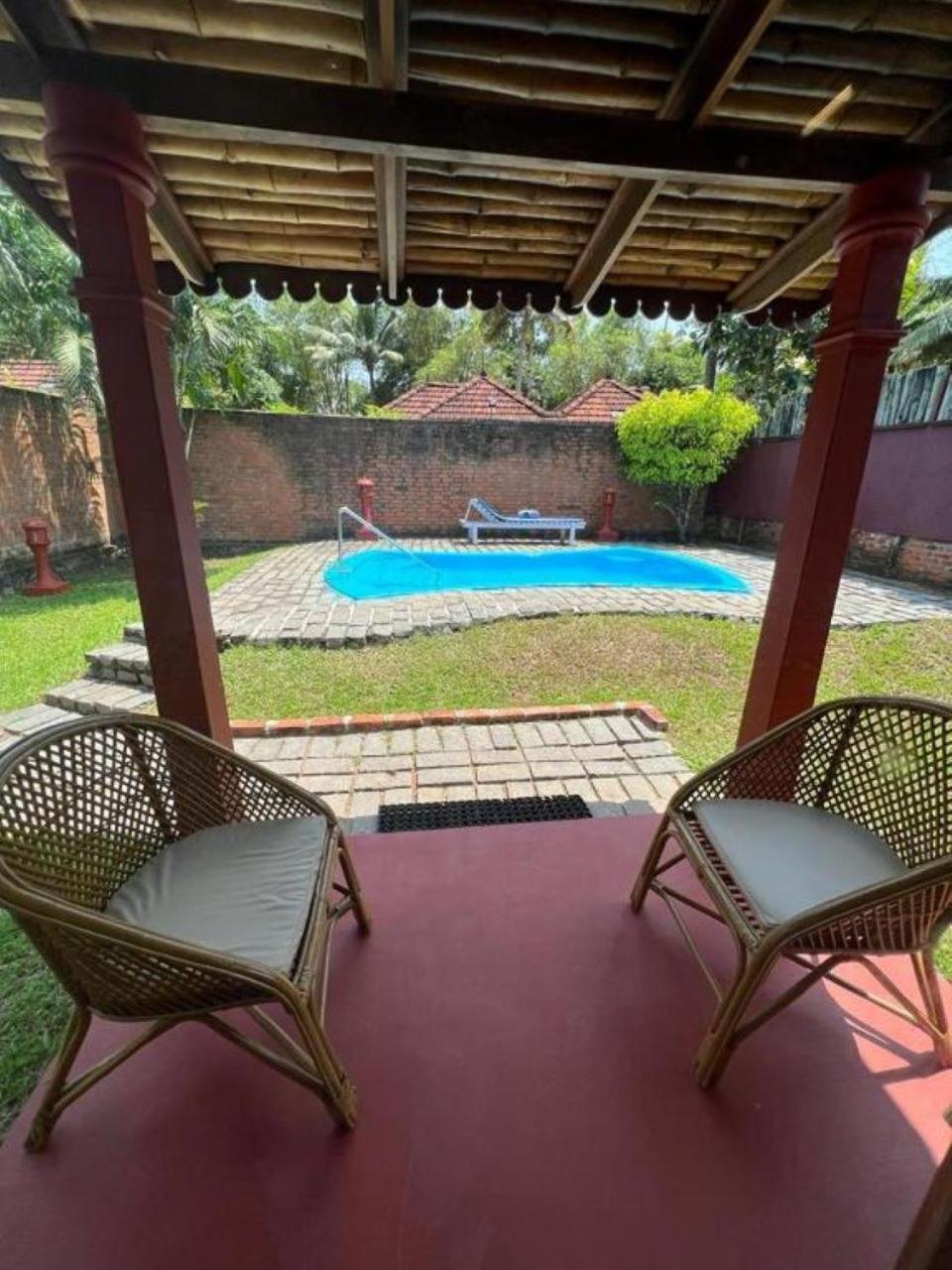 Hotel Abad Whispering Palms Kumarakom Esterno foto