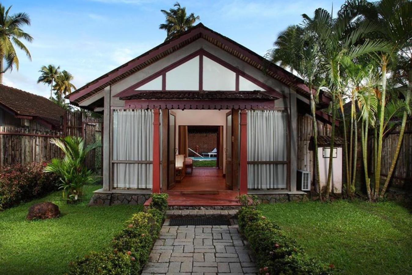 Hotel Abad Whispering Palms Kumarakom Esterno foto