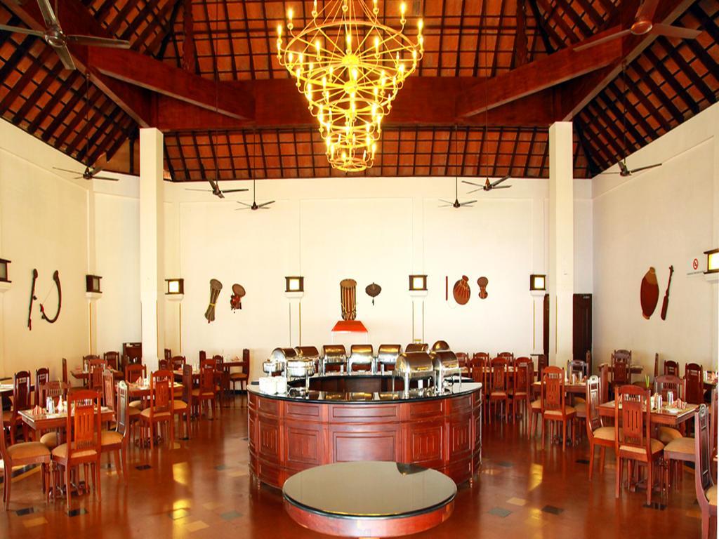 Hotel Abad Whispering Palms Kumarakom Esterno foto