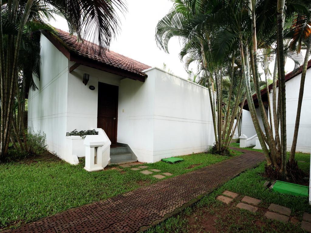 Hotel Abad Whispering Palms Kumarakom Esterno foto