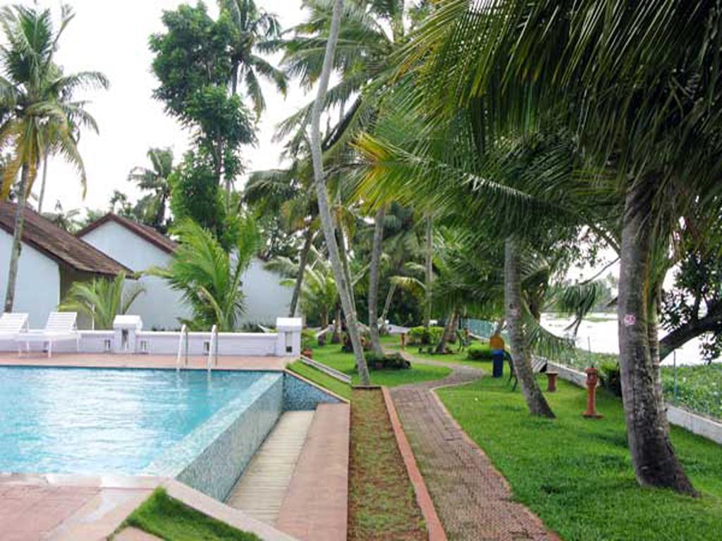Hotel Abad Whispering Palms Kumarakom Esterno foto