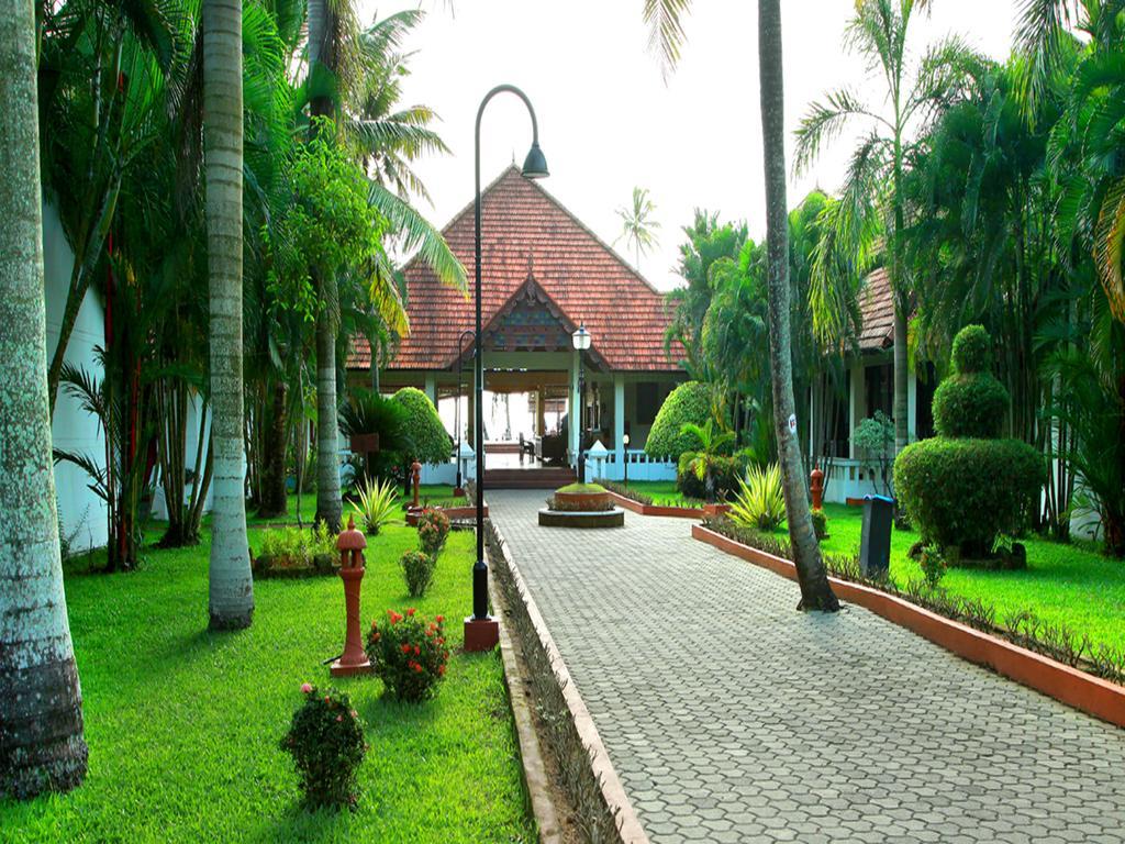 Hotel Abad Whispering Palms Kumarakom Esterno foto