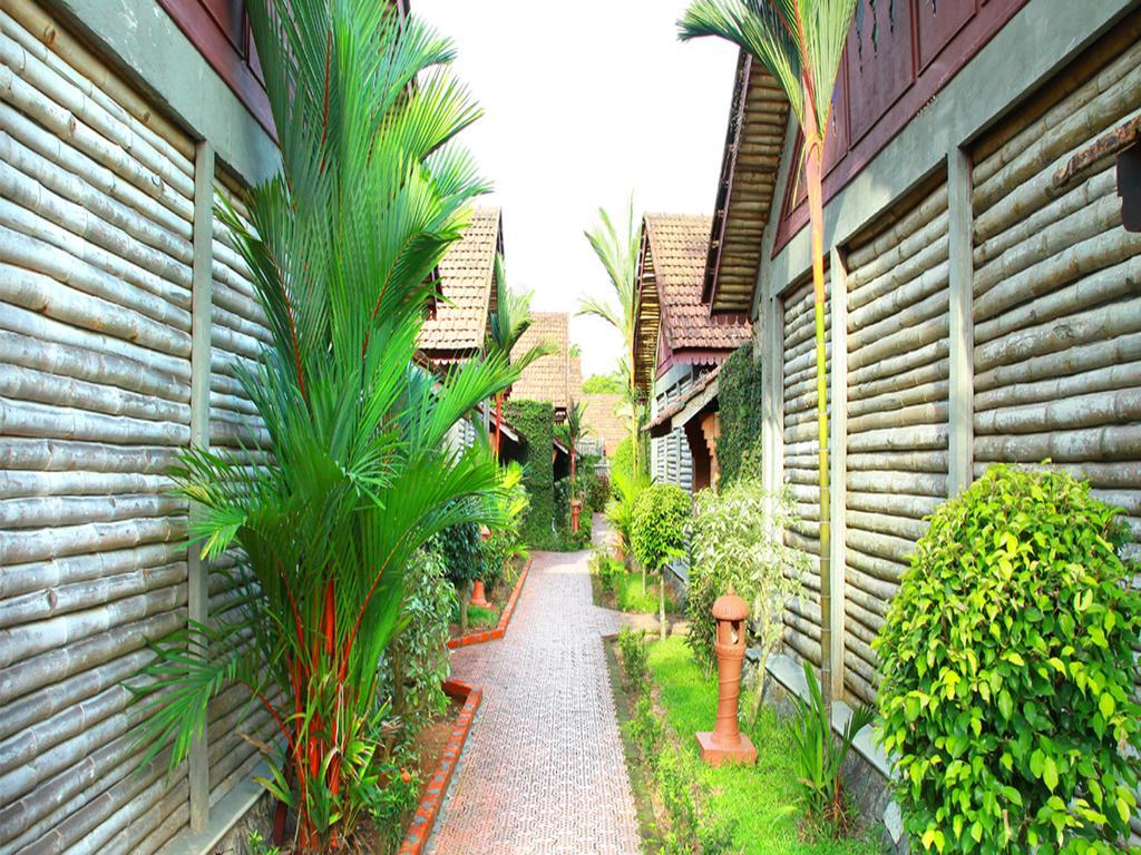 Hotel Abad Whispering Palms Kumarakom Esterno foto