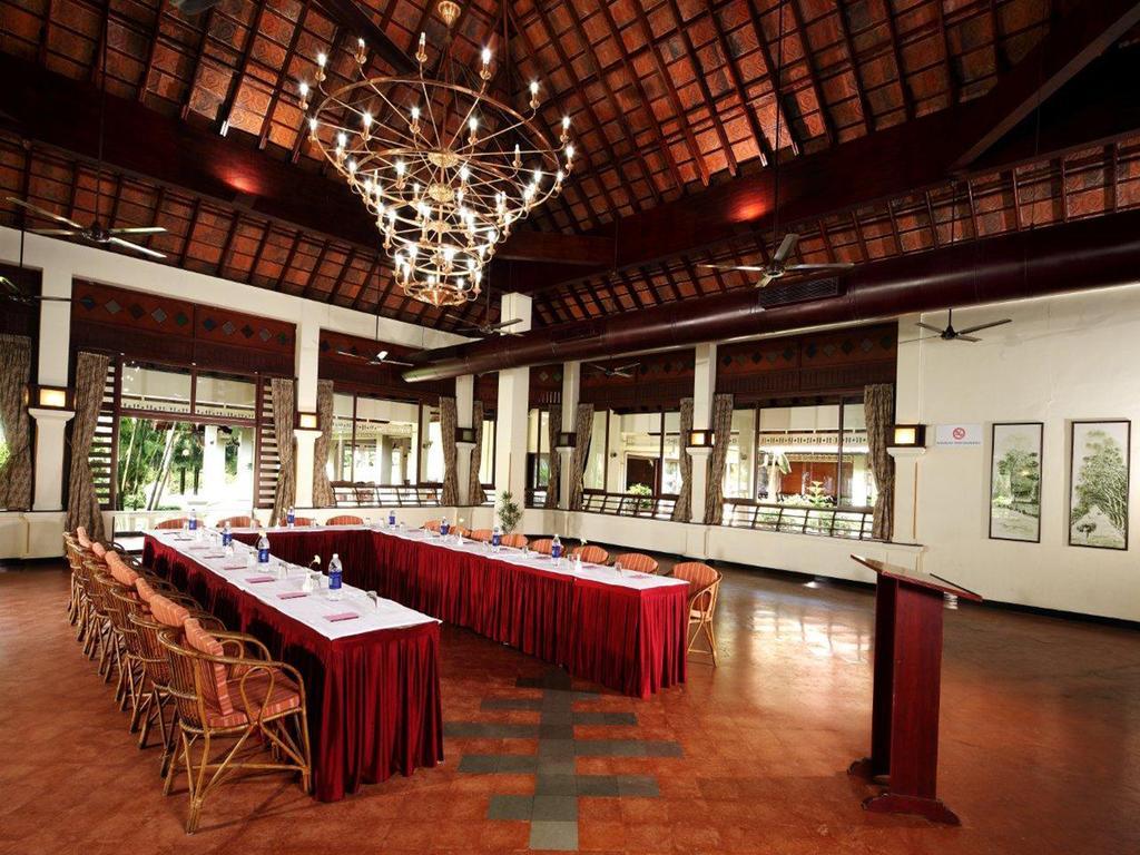 Hotel Abad Whispering Palms Kumarakom Esterno foto