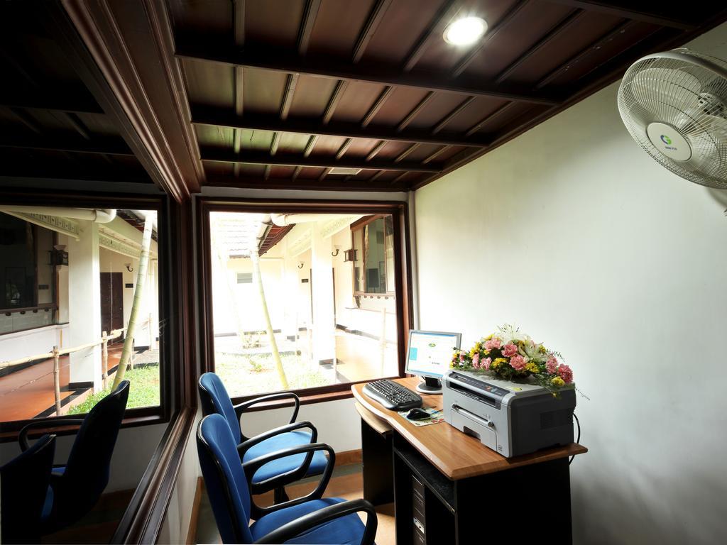 Hotel Abad Whispering Palms Kumarakom Esterno foto