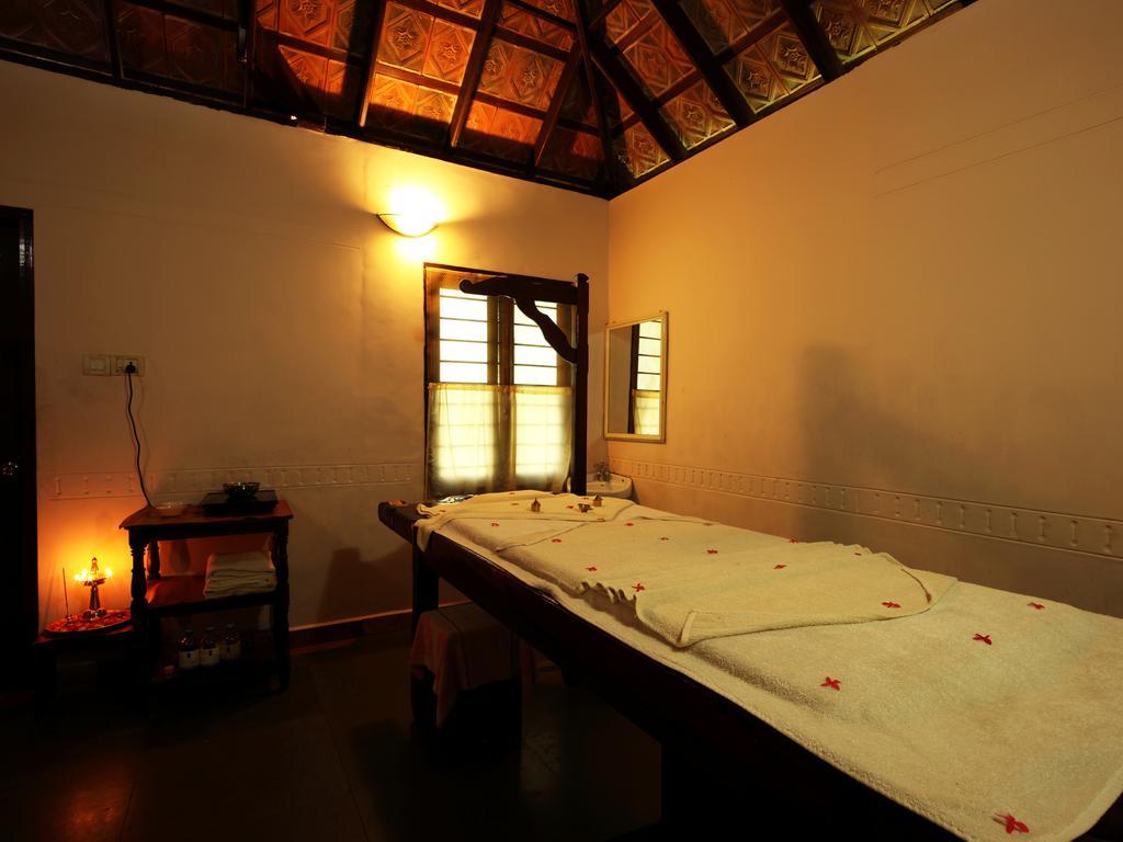 Hotel Abad Whispering Palms Kumarakom Esterno foto