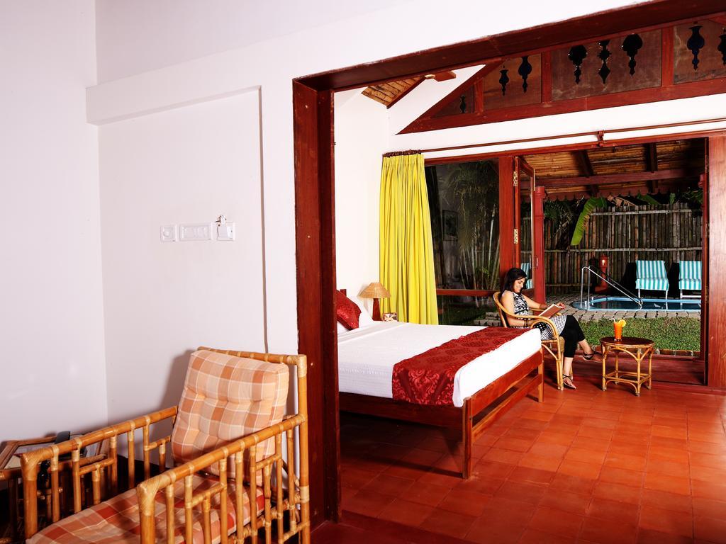 Hotel Abad Whispering Palms Kumarakom Esterno foto