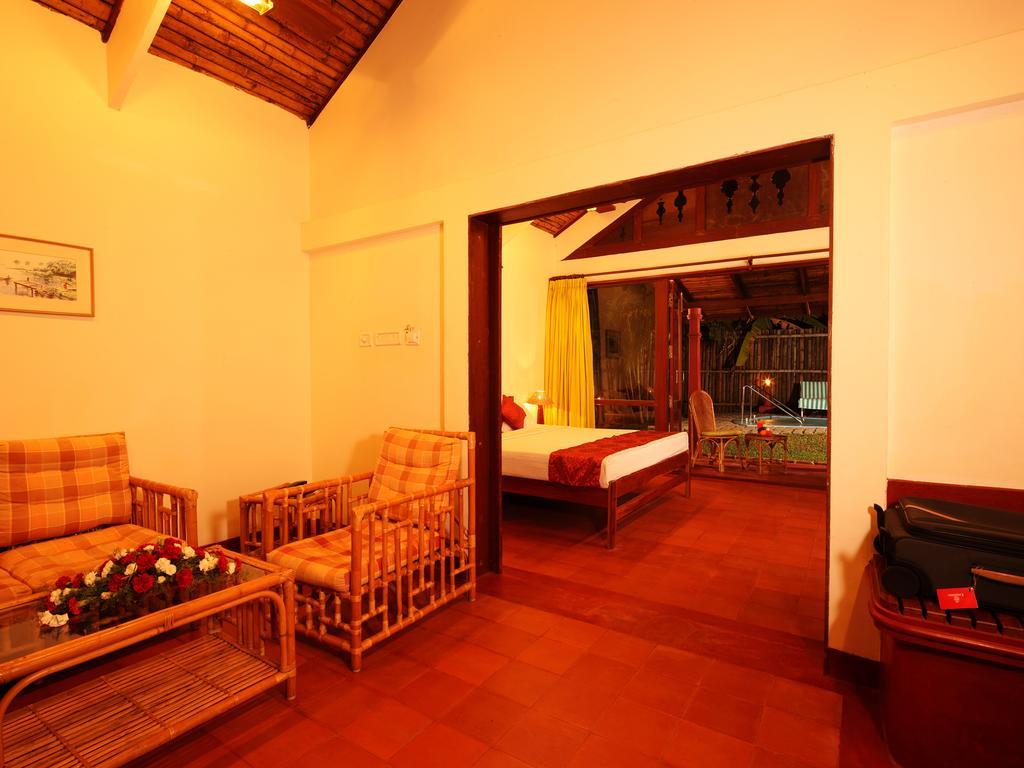 Hotel Abad Whispering Palms Kumarakom Esterno foto