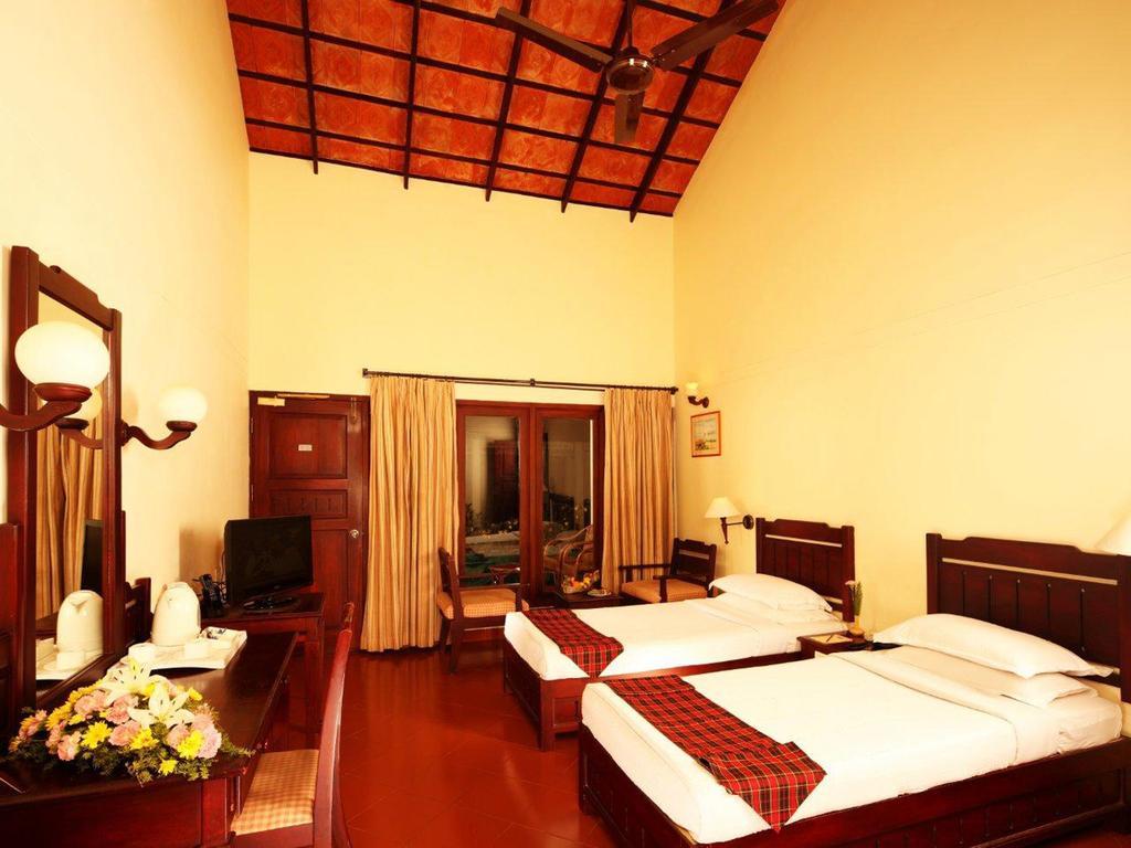 Hotel Abad Whispering Palms Kumarakom Esterno foto