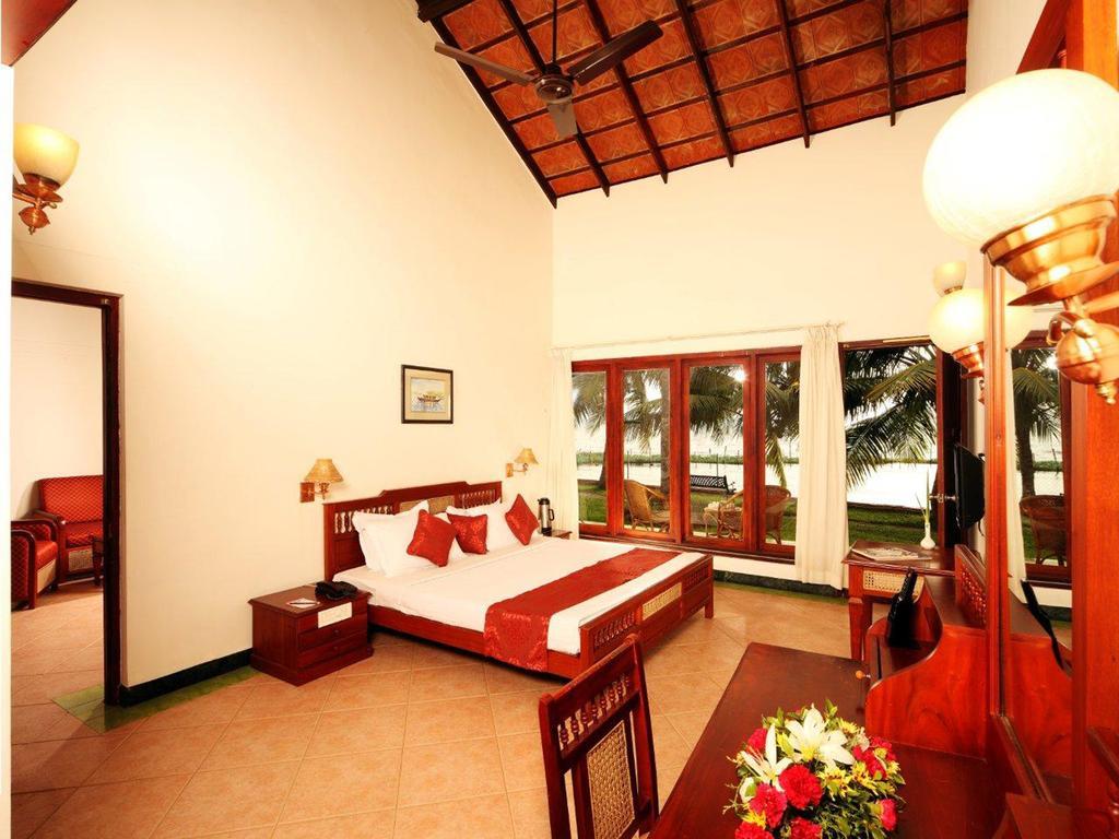 Hotel Abad Whispering Palms Kumarakom Esterno foto