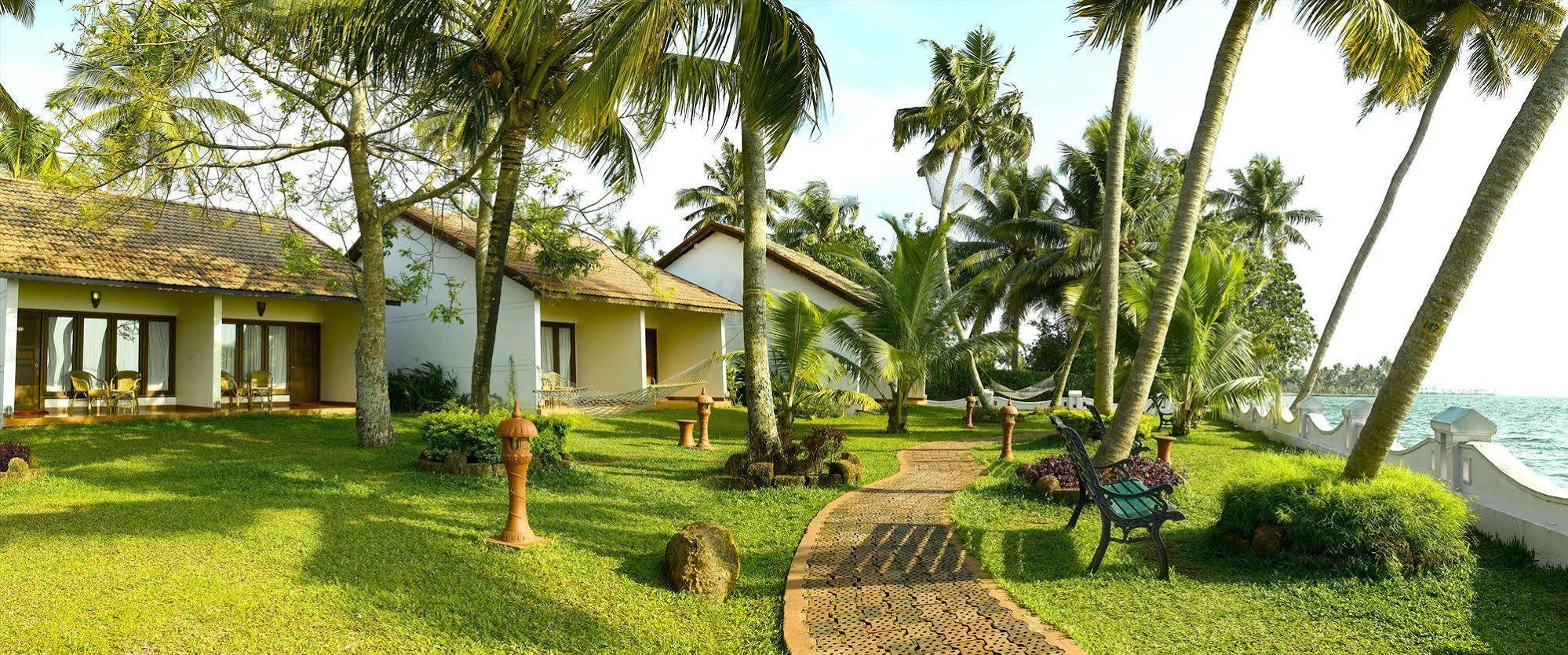 Hotel Abad Whispering Palms Kumarakom Esterno foto