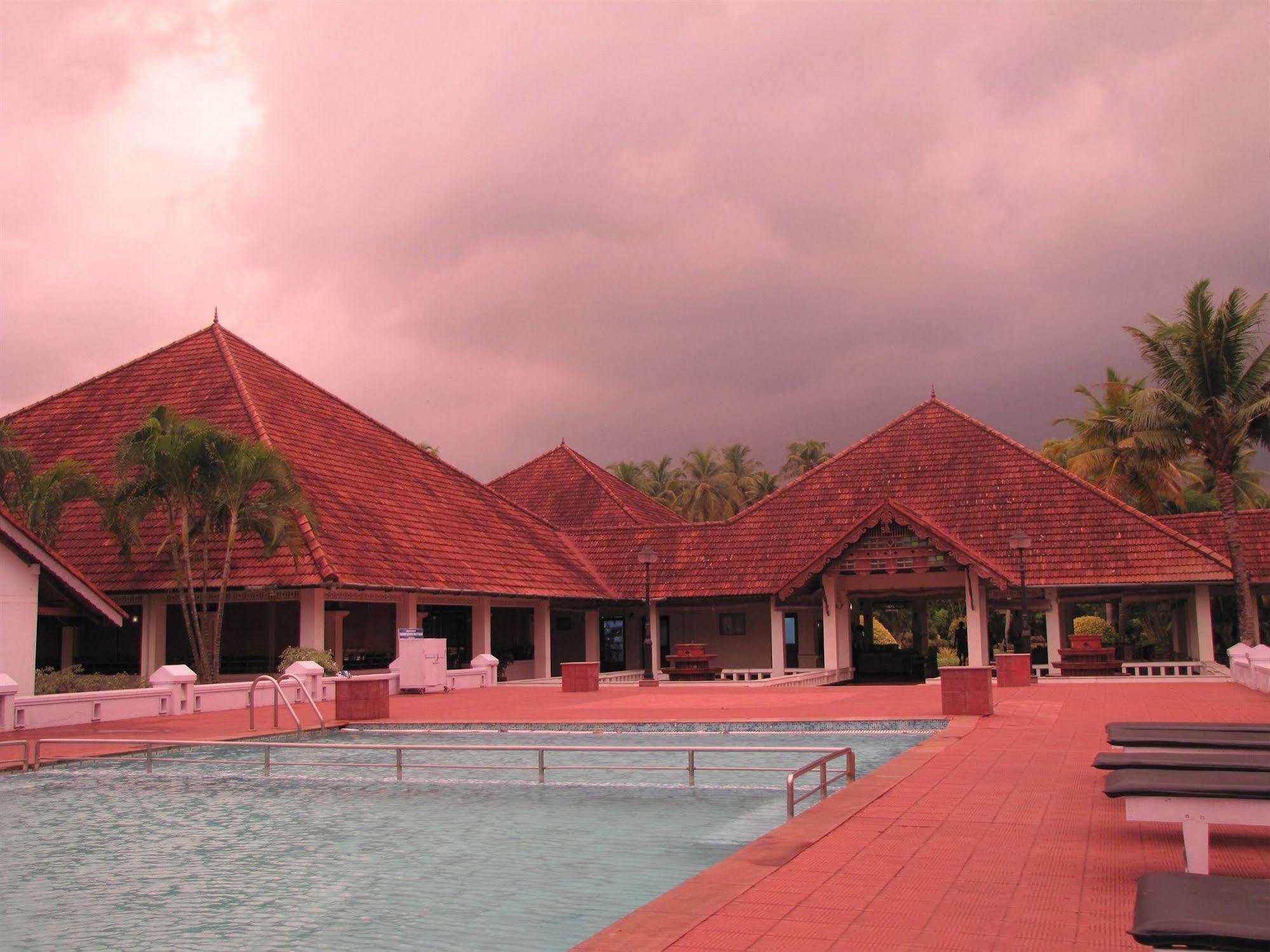 Hotel Abad Whispering Palms Kumarakom Esterno foto