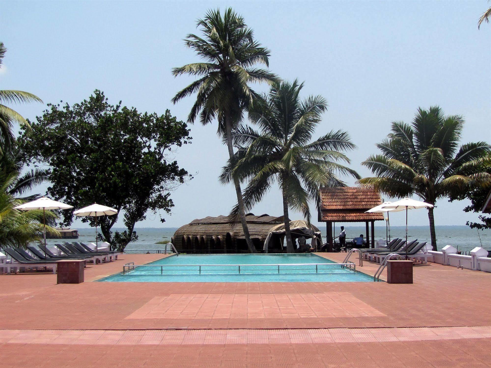 Hotel Abad Whispering Palms Kumarakom Esterno foto