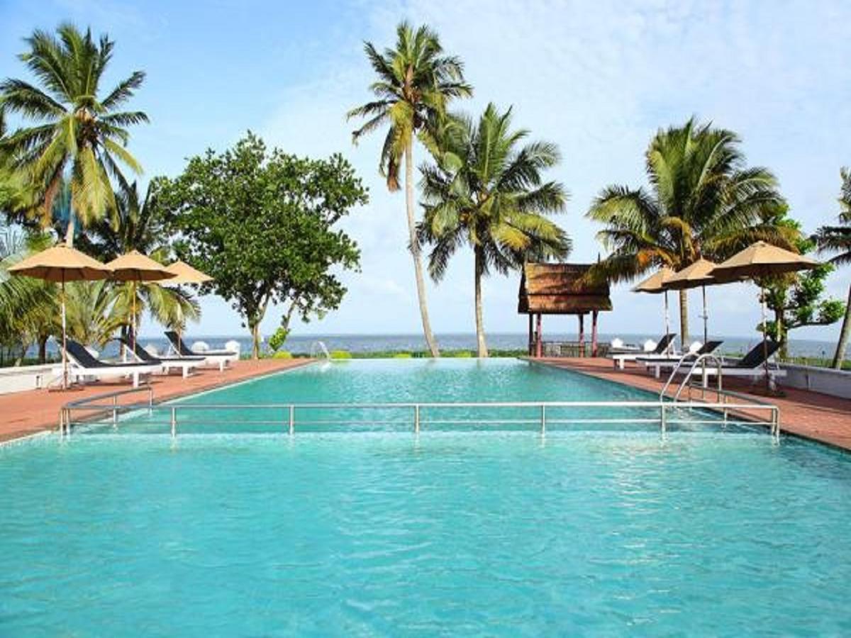 Hotel Abad Whispering Palms Kumarakom Esterno foto