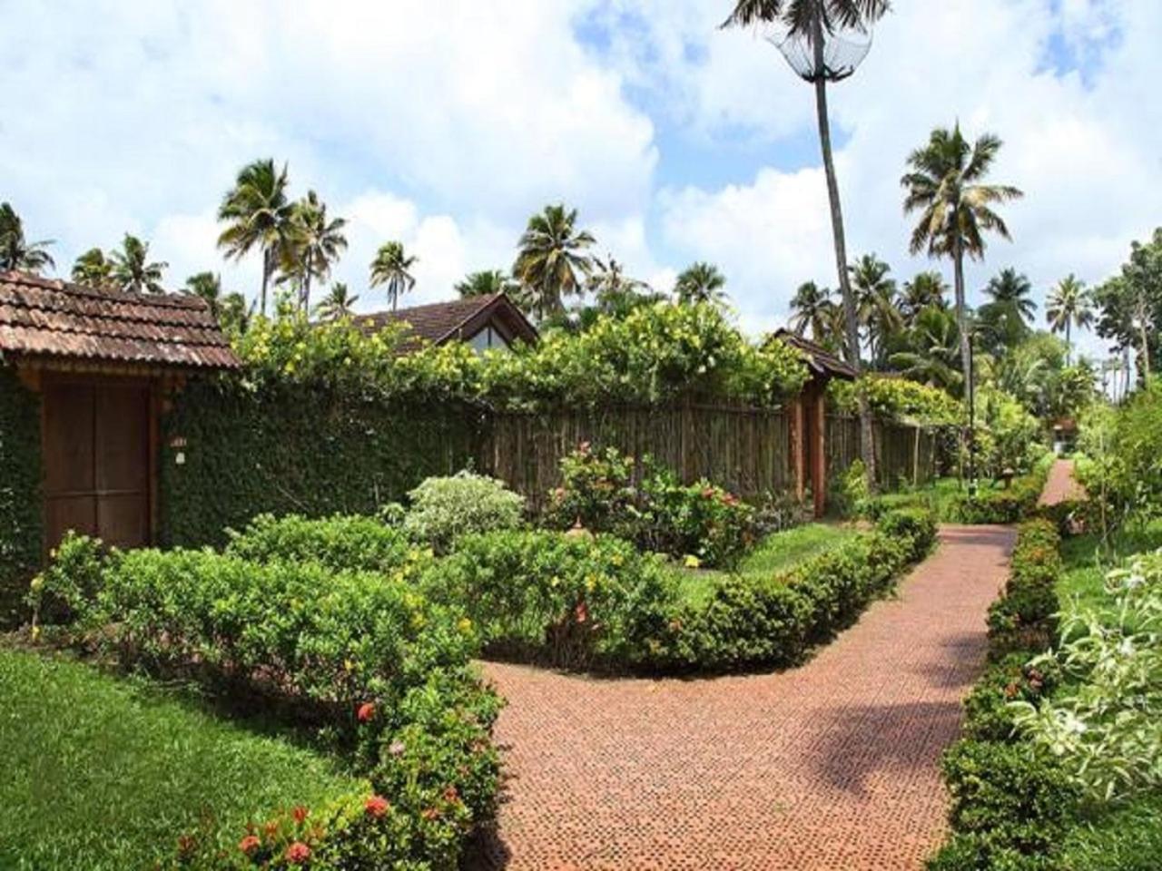 Hotel Abad Whispering Palms Kumarakom Esterno foto
