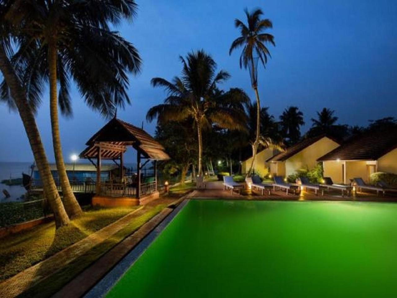 Hotel Abad Whispering Palms Kumarakom Esterno foto