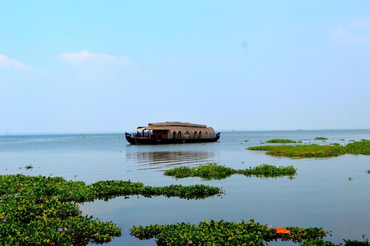 Hotel Abad Whispering Palms Kumarakom Esterno foto