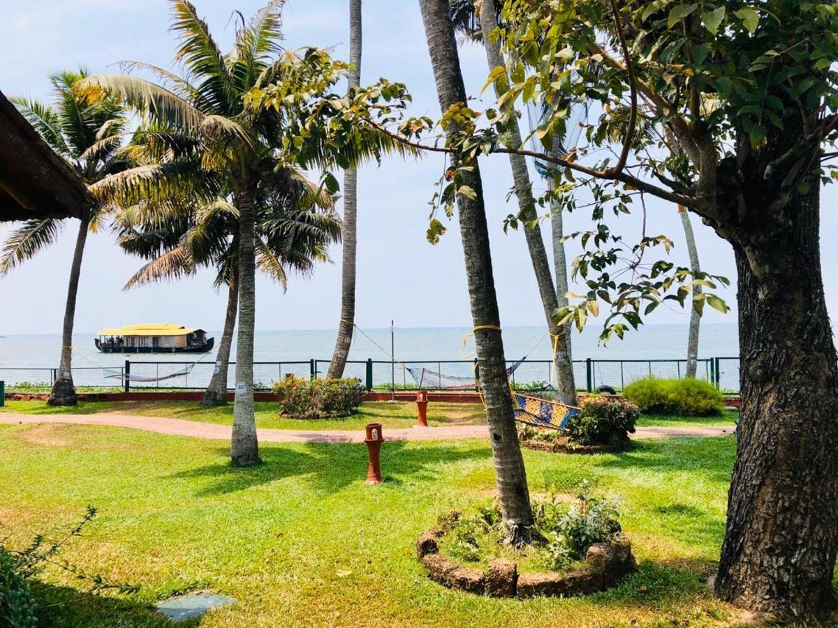 Hotel Abad Whispering Palms Kumarakom Esterno foto
